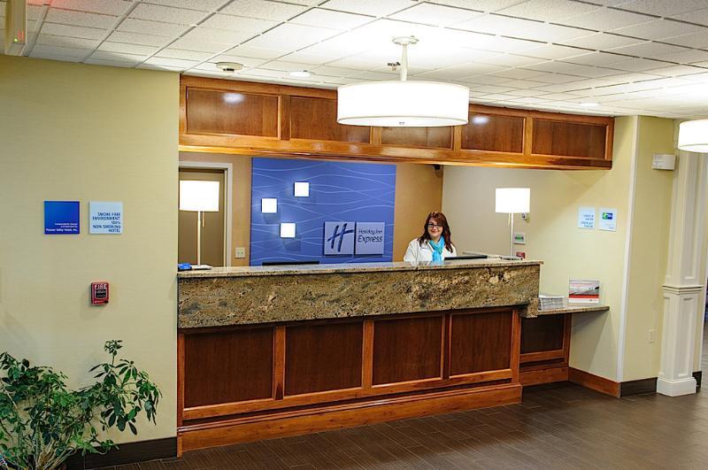 Holiday Inn Express - Ludlow - Chicopee Area By Ihg Exteriör bild